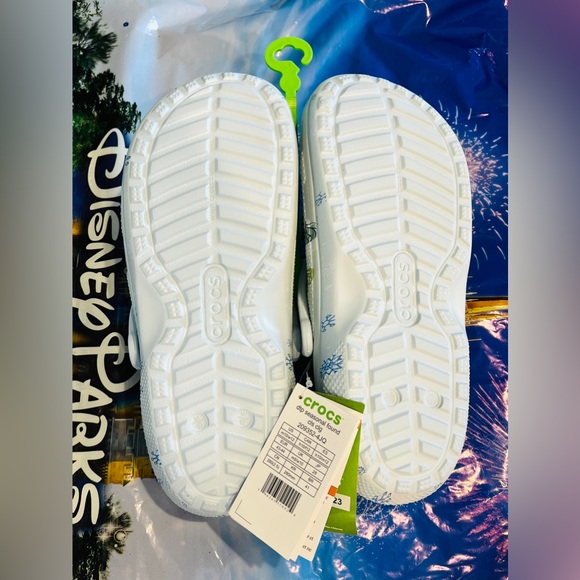 💙 Disney Christmas Holiday 2023 Crocs Mickey And Minnie Skating New with tags - Picture 14 of 14